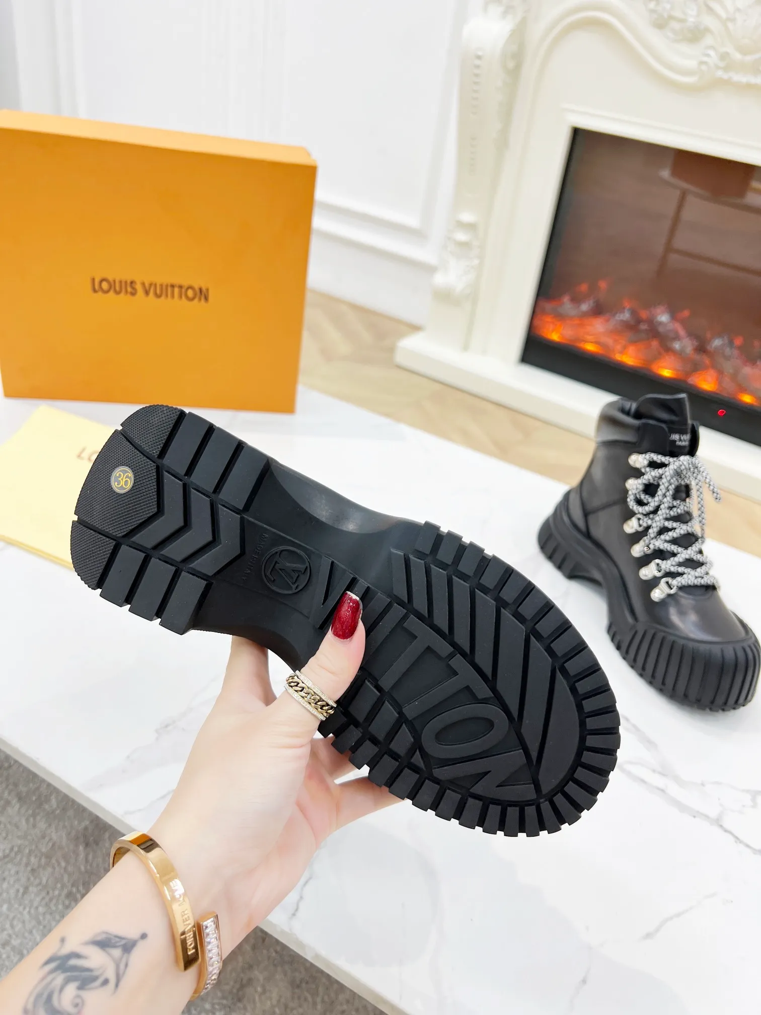 👟👟Ex-factory price 600👟👟Louis Vuitton Louis Vuitton 2022 catwalk new model, high-end customization 1:1 replica, major star Internet celebrity catwalk style, a century-old classic, comfortable on the foot, with Louis Vuitton logo embossed leather label and wear-resistant leather outsole.  Fabric: 3 colors LV presbyopic leather, black cowhide, white cowhide, lining: sheepskin, code number 35 to 40 (41 can be customized, non-returnable)
